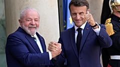 Fransa Cumhurbaşkanı Emmanuel Macron (sağda) ve Brezilya Devlet Başkanı Luiz Inacio Lula da Silva