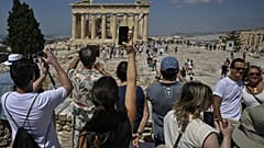Sehen die Antike vor lauter Handys nicht: Touristen auf der Akropolis