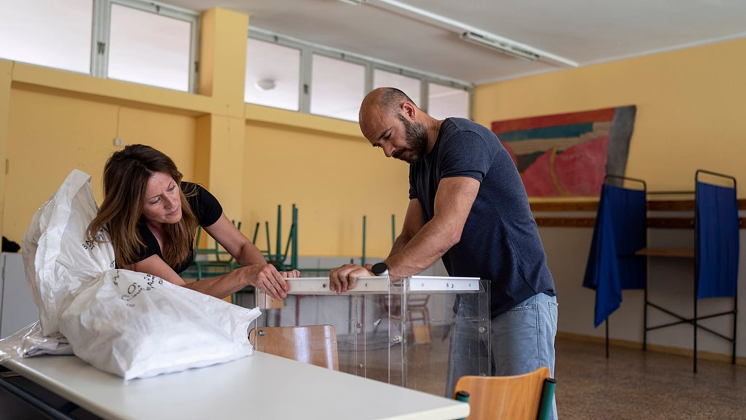 Προετοιμασίες σε εκλογικό κέντρο στην Αθήνα