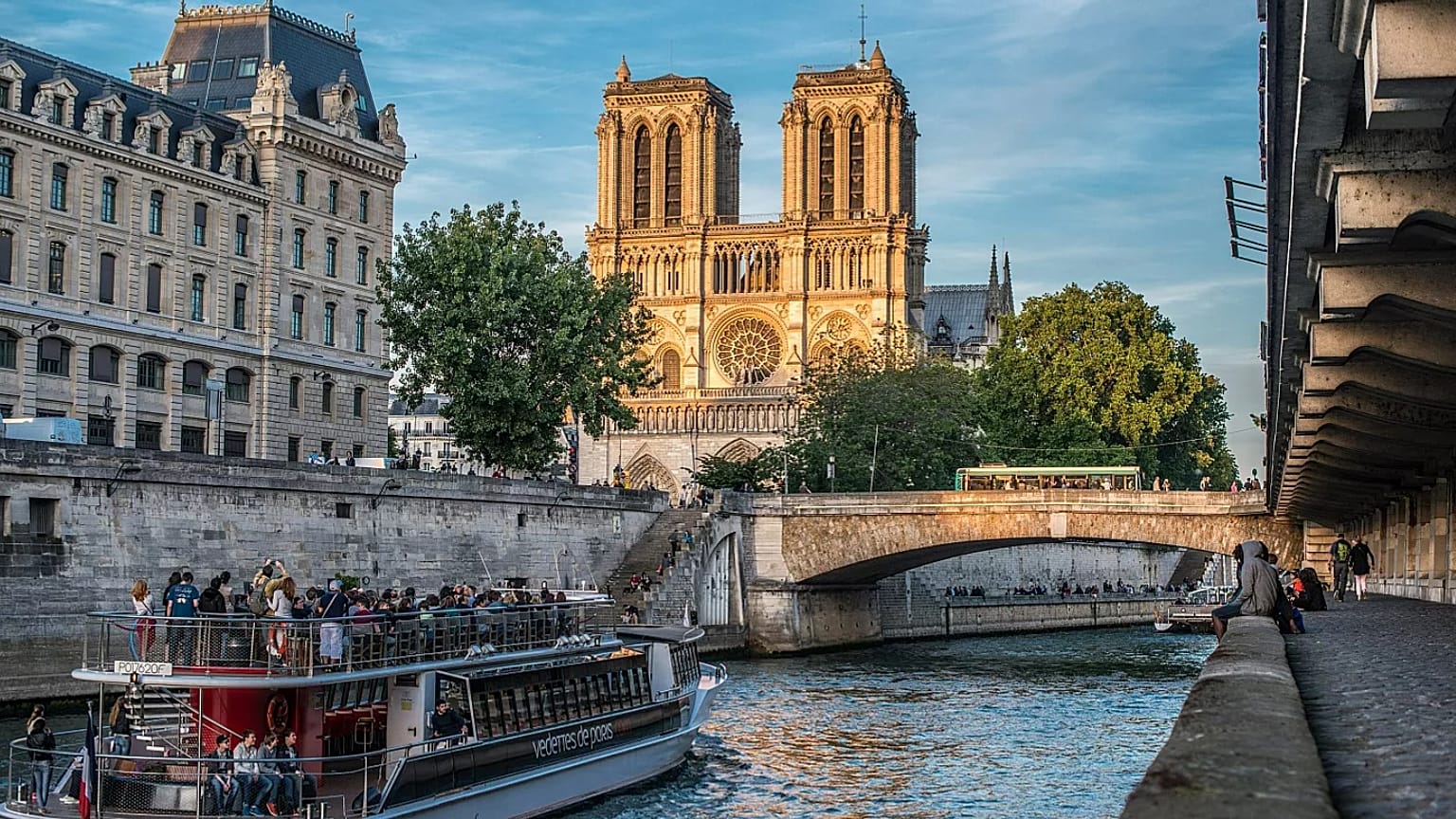 Paris'te Notre Dame Kilisesi yanından geçen Seine nehri 