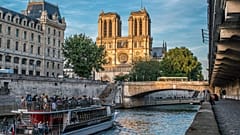 Paris'te Notre Dame Kilisesi yanından geçen Seine nehri 