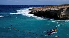 جثث مهاجرين من حطام سفينة بعد عدة أيام في خليج صخري بجزيرة كيثيرا - اليونان. 2022/10/07 وفيدو لفرونتكس يصور القارب قبيل غرقة 2023/06/20