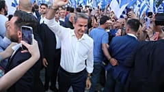 Ο πρόεδρος της Νέας Δημοκρατίας Κυριάκος Μητσοτάκης (Κ) χαιρετάει τον κόσμο, προσερχόμενος στην κεντρική προεκλογική συγκέντρωση της Νέας Δημοκρατίας στο Σύνταγμα, Αθήνα