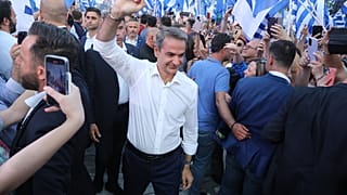 Ο πρόεδρος της Νέας Δημοκρατίας Κυριάκος Μητσοτάκης (Κ) χαιρετάει τον κόσμο, προσερχόμενος στην κεντρική προεκλογική συγκέντρωση της Νέας Δημοκρατίας στο Σύνταγμα, Αθήνα