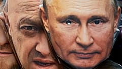 Masken des russischen Präsidenten Putin und des Wagner-Boss Prigoschin  in einem Souvenirladen in St. Petersburg.