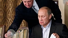 Jevgenyij Prigozsin és Vlagyimir Putyin a Wagner vezetőjének Moszkva melletti éttermében 2011. november 11-én