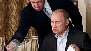 Jevgenyij Prigozsin és Vlagyimir Putyin a Wagner vezetőjének Moszkva melletti éttermében 2011. november 11-én