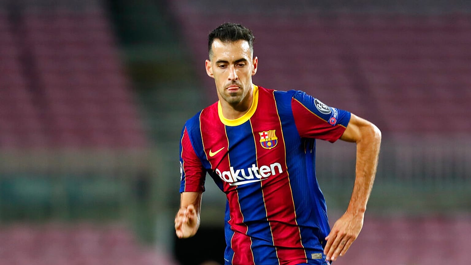  سيرجيو بوسكيتس لاعب برشلونة خلال مباراة المجموعة السابعة بدوري أبطال أوروبا لكرة القدم بين نادي برشلونة ودينامو كييف على ملعب كامب نو في برشلونة، إسبانيا، 4 نوفمبر 2020