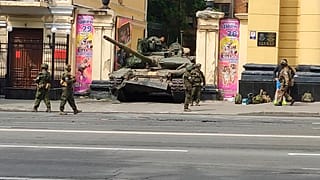 Wagner grubunun kontrolü ele geçirdiğini bildirdiği Rostov kentinde Rus askeri aracı 