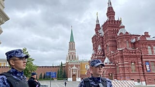 Guardas patrulham a zona do Kremlin