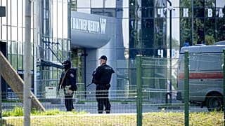Orosz rendőrök kutatják át és őrzik a Wagner szentpétervári központját