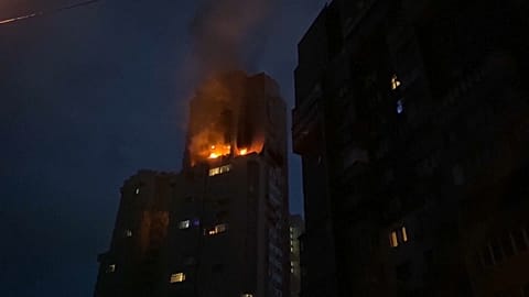 Пожар в жилом доме в в Соломенском районе в Киеве после обстреоа российскими войсками