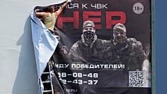 Werbe-Poster für Wagner-Gruppe wird in St. Petersburg in Russland entfernt