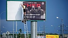 Ein Wagner-Werbeplakat nahe Sankt Petersburg wird abmontiert am 24. Juni 2023