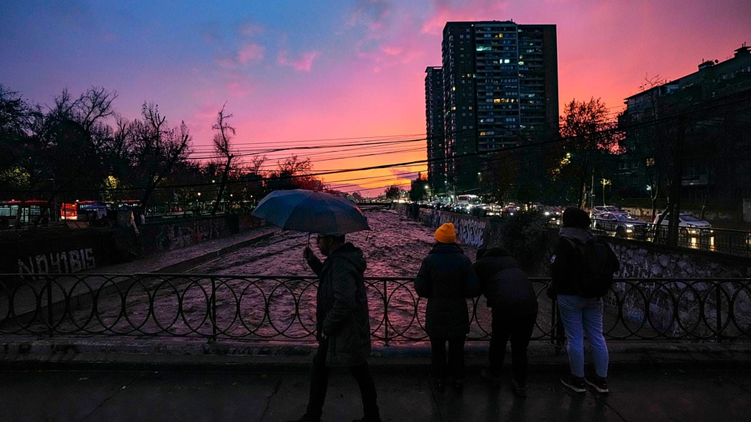 Trügerische Idylle in Santiago: die Pegel des Flusses Mapocho stiegen im Stundentakt