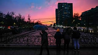 Trügerische Idylle in Santiago: die Pegel des Flusses Mapocho stiegen im Stundentakt