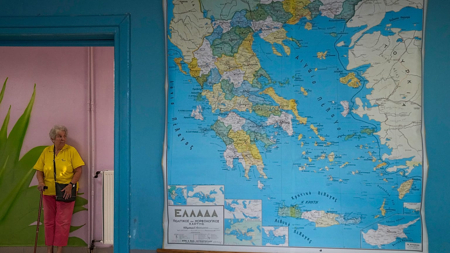 Una votante en un colegio electoral de Atenas (Grecia), el domingo 25 de junio de 2023. 