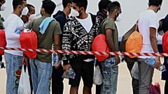 Migranten warten auf Lampedusa auf ihre Verteilung in Flüchlingszentren