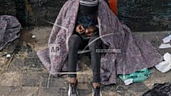 Un drogodependiente consume en la calle. 