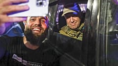 Jewgeni Prigoschin, Chef der Wagner Group posiert für ein Selfie mit einem Zivilisten in Rostow am Don, Russland, 24.6.23