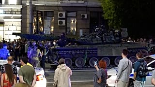 Ciudadanos de Rostov fotografían y vitorean a unidades de mercenarios del Grupo Wagner.