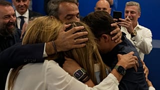 Kyriakos Mitsotakis, Vorsitzender der Mitte-Rechts-Partei Nea Dimokratia, umarmt seine Familie in der Parteizentrale in Athen, Griechenland, Sonntag, 25. Juni 2023.