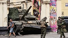 Застрявший в воротах цирка танк в Ростове-на-Дону. 24 июня 2023 года