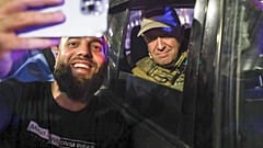 شاب روسي في مدينة روستوف-أون-دون يلتقط صورة مع مؤسس شركة فاغنر المسلحة 24/06/2023