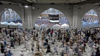 Müslümanlar Kabe'nin etrafında tavaf yaparken 