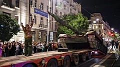 Kämpfer der Wagner-Gruppe verlassen die Millionenstadt Rostov am Don. 