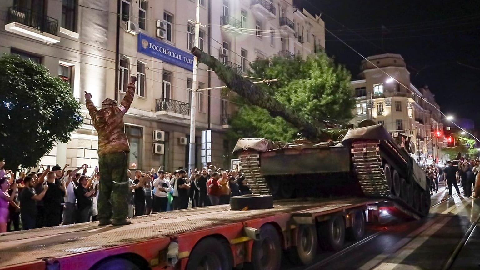 Wagner savaşçıları Rusya'nın Rostov kentinden çekilirken bölge halkı paralı askerlere sevgi gösterisinde bulundu