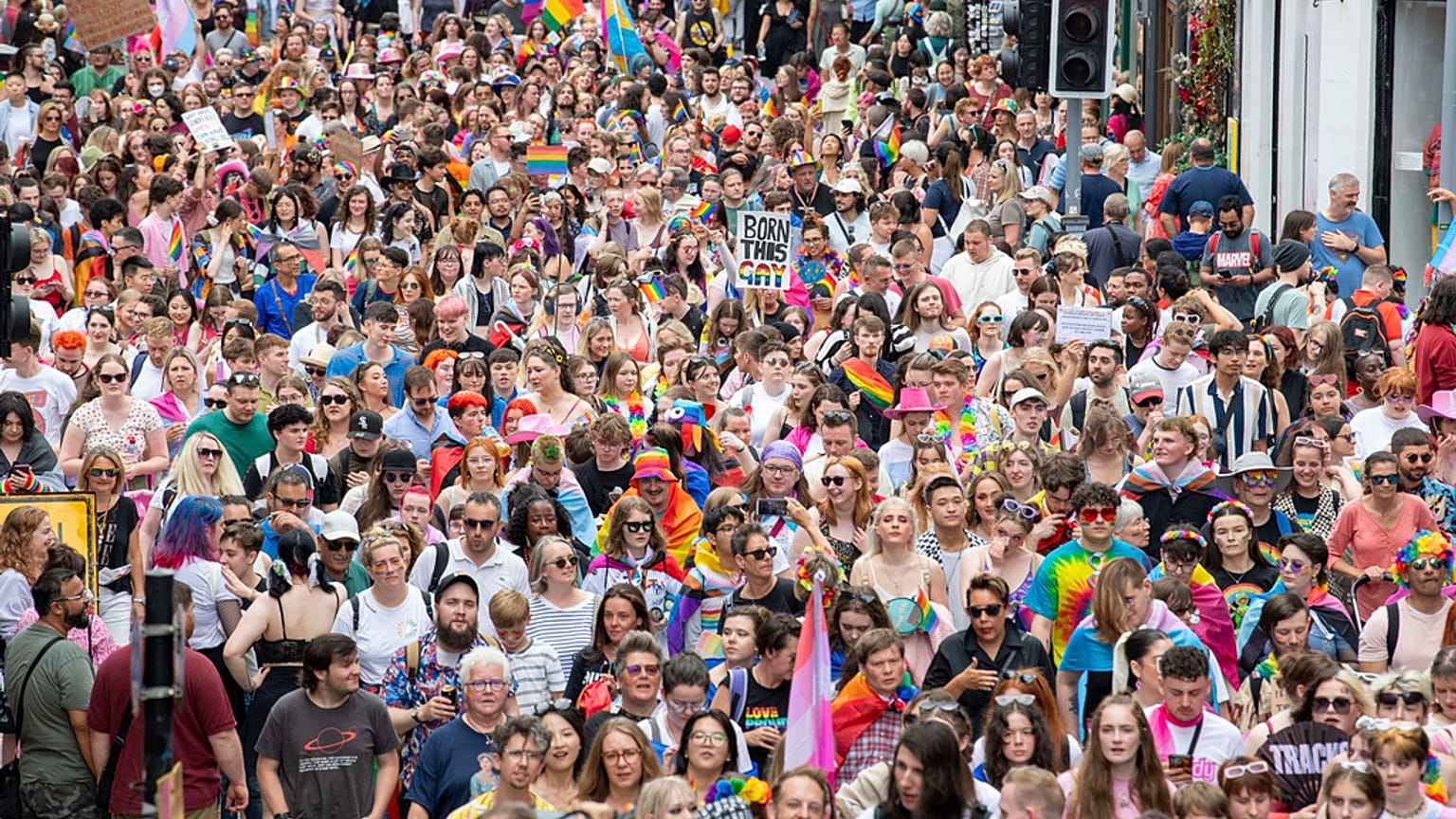 Imagen de una cabalgata por el Orgullo LGTBI.