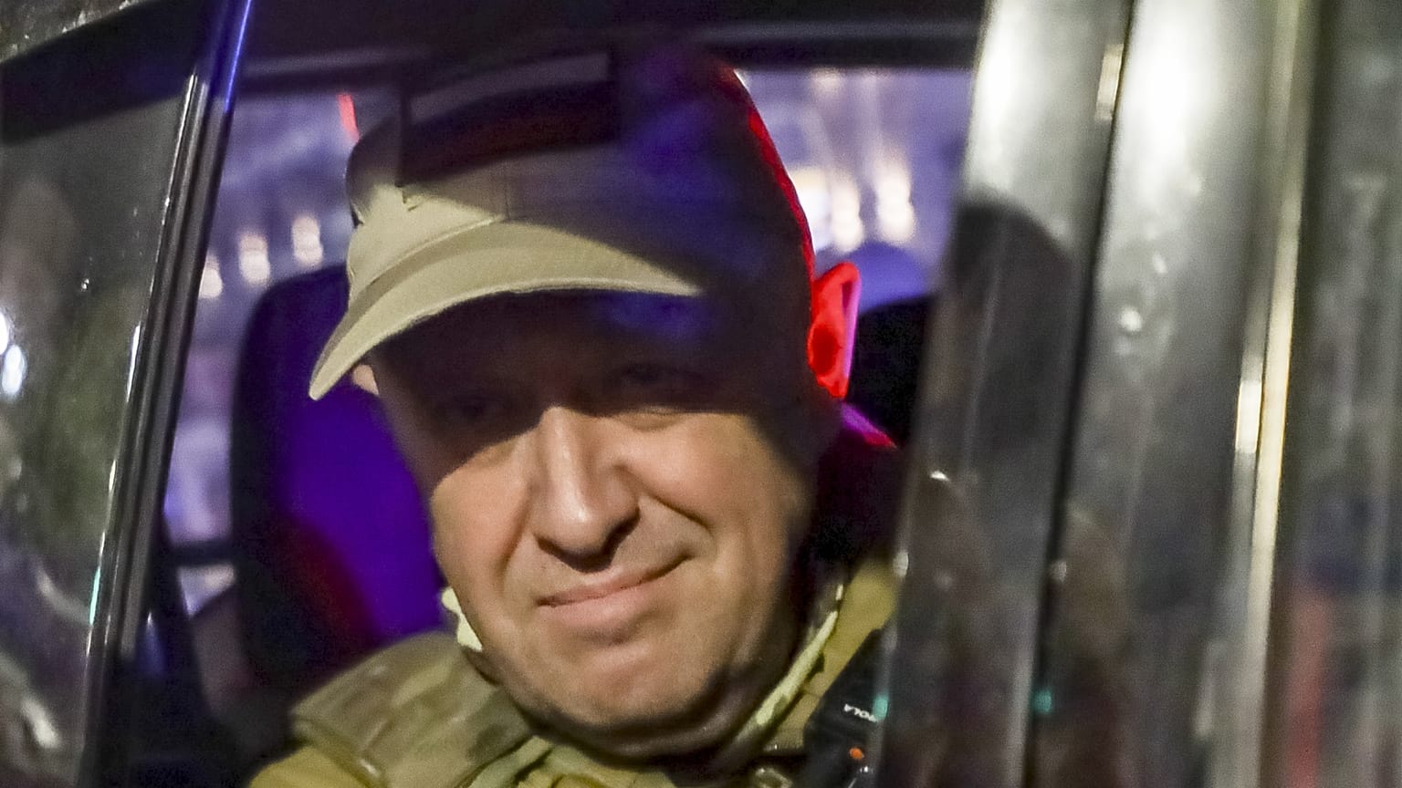 Jevgenyij Prigozsin, a zsoldoscsapat vezetője Rosztovban, egy katonai járműben 