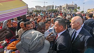 الرئيس التونسي قيس سعيد، على اليمين، يلتقي بالسكان خلال زيارة مفاجئة إلى صفاقس، 10 يونيو 2023.