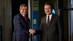 Gelecek Partisi Genel Başkanı Ahmet Davutoğlu (sol), DEVA Partisi Genel Başkanı Ali Babacan 