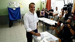 Kiriákosz Micotakisz görög miniszterelnök, a kormányzó jobboldali Új Demokrácia vezetője, voksol egy athéni szavazóhelyiségben 2023. június 25-én