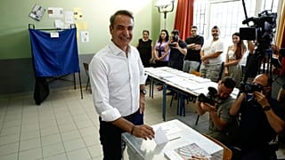 Kiriákosz Micotakisz görög miniszterelnök, a kormányzó jobboldali Új Demokrácia vezetője, voksol egy athéni szavazóhelyiségben 2023. június 25-én