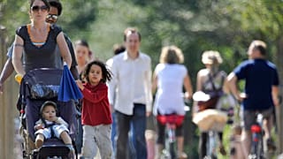 Almanya'nın Dresden kentinde sokakta yürüyen vatandaşlar (arşiv) 