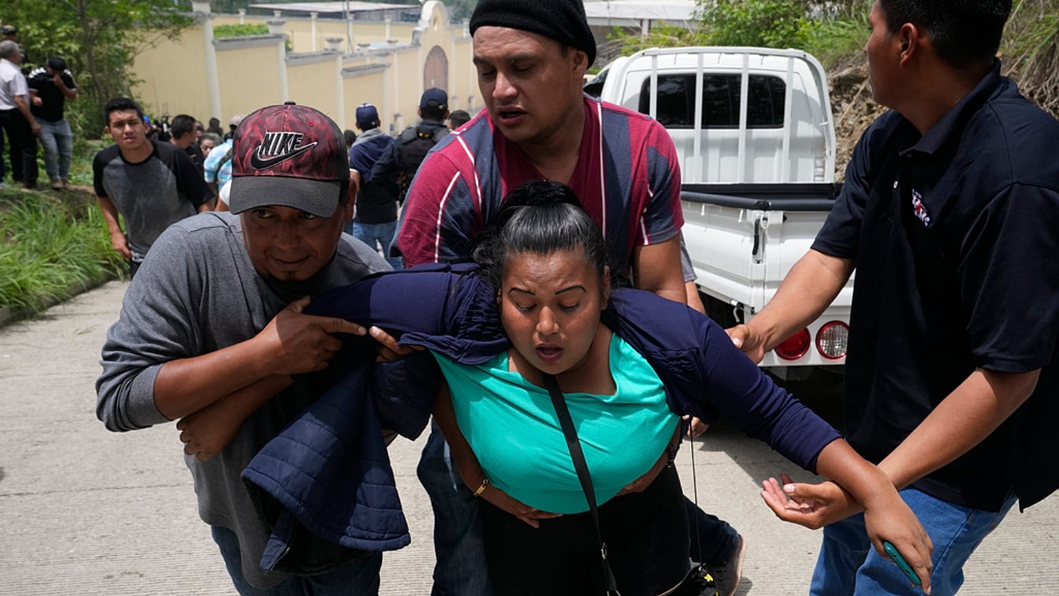 Wähler helfen einer Frau in Guatemala-Stadt, die während der Unruhen am Wahltag Tränengas einatmete