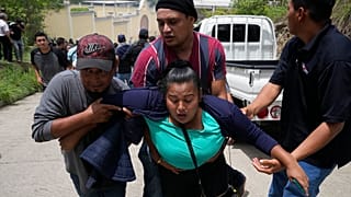 Wähler helfen einer Frau in Guatemala-Stadt, die während der Unruhen am Wahltag Tränengas einatmete