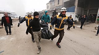 Archiv - Rettungskräfte tragen einen Verwundeten bei einem Luftangriff durch Kampfjets des syrischen Regimes auf die Stadt Idllib in 2020