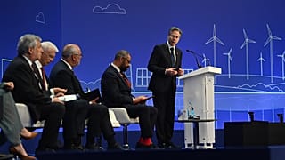Antony Blinken (állva) amerikai külügyminiszter beszédét mond az Ukrajna újjáépítéséről szóló londoni  konferencián 2023. június 21-én – képünk illusztráció