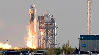 Blue Origin'e ait New Shepard roketi üç yolcusuyla birlikte 20 Temmuz 2021'de Teksas'tan fırlatılırken