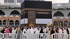 المصلون والحجاج المسلمون حول الكعبة المشرفة، في المسجد الحرام في مدينة مكة المكرمة في 24 يونيو 2023 