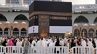 المصلون والحجاج المسلمون حول الكعبة المشرفة، في المسجد الحرام في مدينة مكة المكرمة في 24 يونيو 2023 