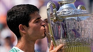 الاسباني كارلوس ألكارس بعد هزيمة اليكس دي مينور الاسترالي، لندن بريطانيا.
