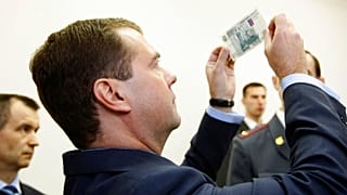 Archív felvétel: Medvegyev a rubelt vizsgálja