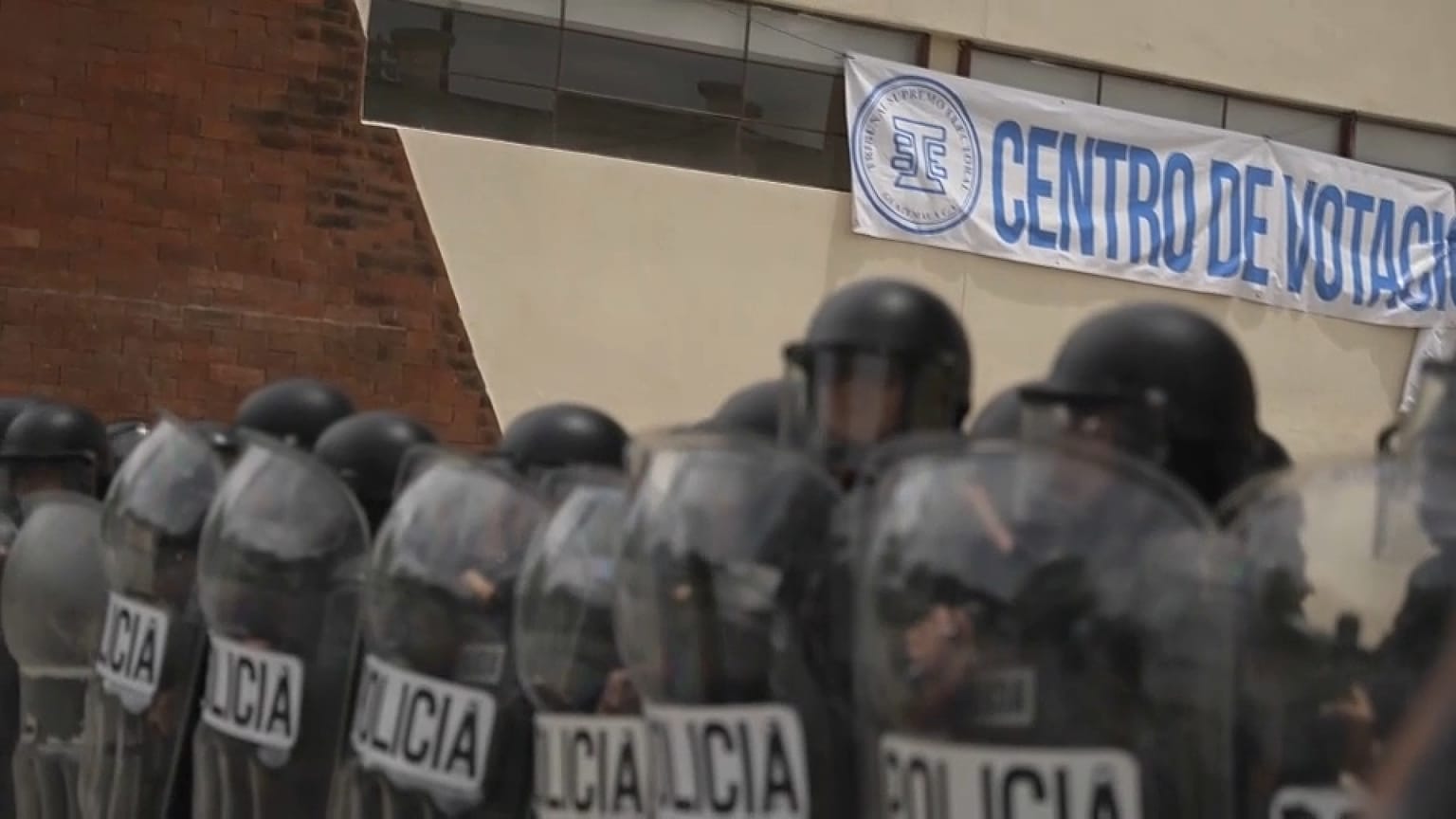 Polizeibeamte bewachen ein Wahllokal, das nach angeblichen Drohungen und Unregelmäßigkeiten während der Parlamentswahlen in San Jose del Golfo am Sonntag geschlossen blieb. 