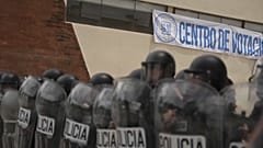Polizeibeamte bewachen ein Wahllokal, das nach angeblichen Drohungen und Unregelmäßigkeiten während der Parlamentswahlen in San Jose del Golfo am Sonntag geschlossen blieb. 