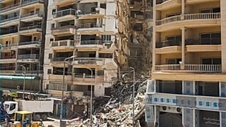 موقع المبنى المنهار